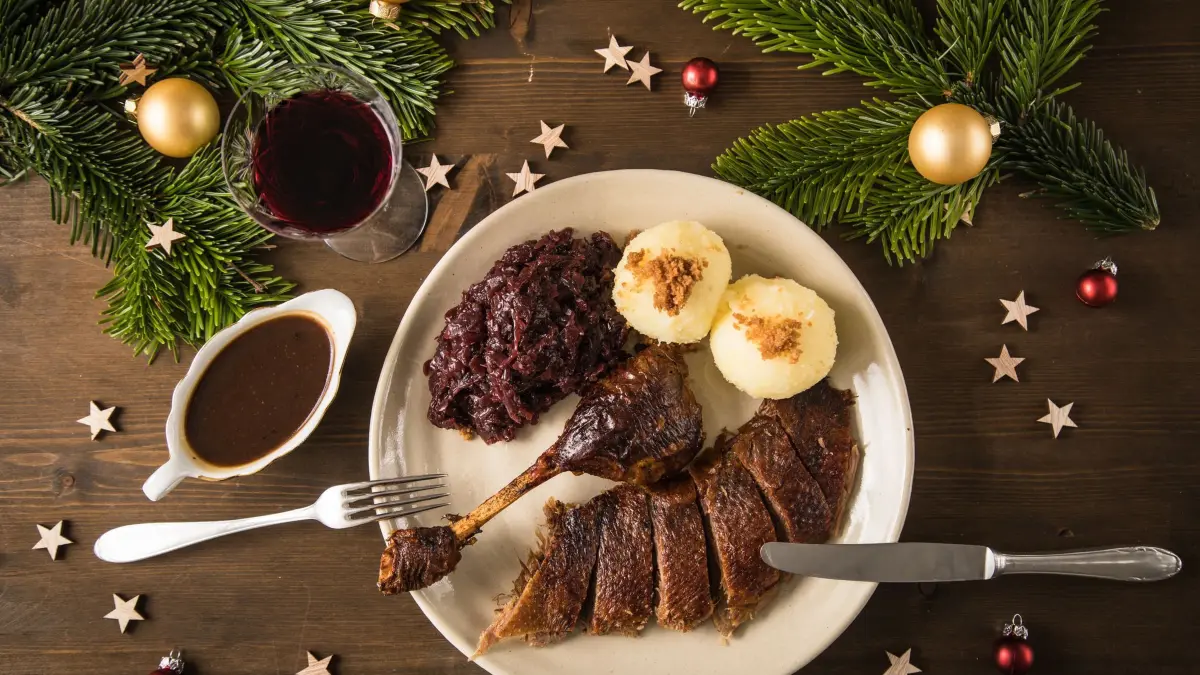 Weihnachtsgans mit Knödeln und Blaukraut auf einem Teller