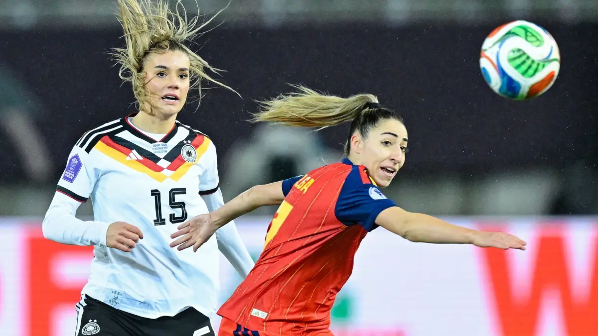 Deutschland - Spanien: 28.11.2025, Rheinland-Pfalz, Kaiserslautern: Fußball, Frauen: Nations League A Frauen, Deutschland - Spanien, Play-off-Runde, Finale, Hinspiele, Fritz-Walter-Stadion. Selina Cerci (l, Deutschland) und Olga Carmona (Spanien) kämpfen um den Ball. Foto: Uwe Anspach/dpa +++ dpa-Bildfunk +++
