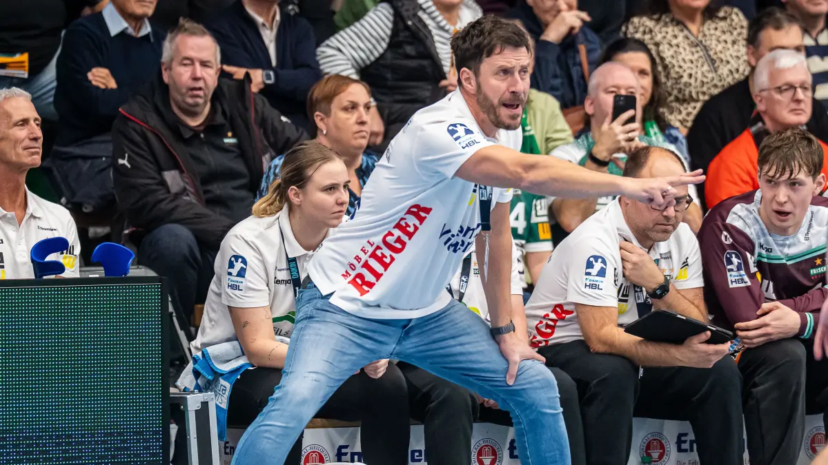 Frisch Auf Goeppingen vs. MT Melsungen, Handball, 1. Bundesliga, Herren, Spielzeit 2025/2026, 29.11.2025: Ben Matschke, Cheftrainer (Frisch Auf Goeppingen) gibt seiner Mannschaft Anweisungen, Frisch Auf Goeppingen vs. MT Melsungen, Handball, 1. Bundesliga, Herren, Spielzeit 2025/2026, 29.11.2025,
Foto: Eibner-Pressefoto/Michael Schmidt