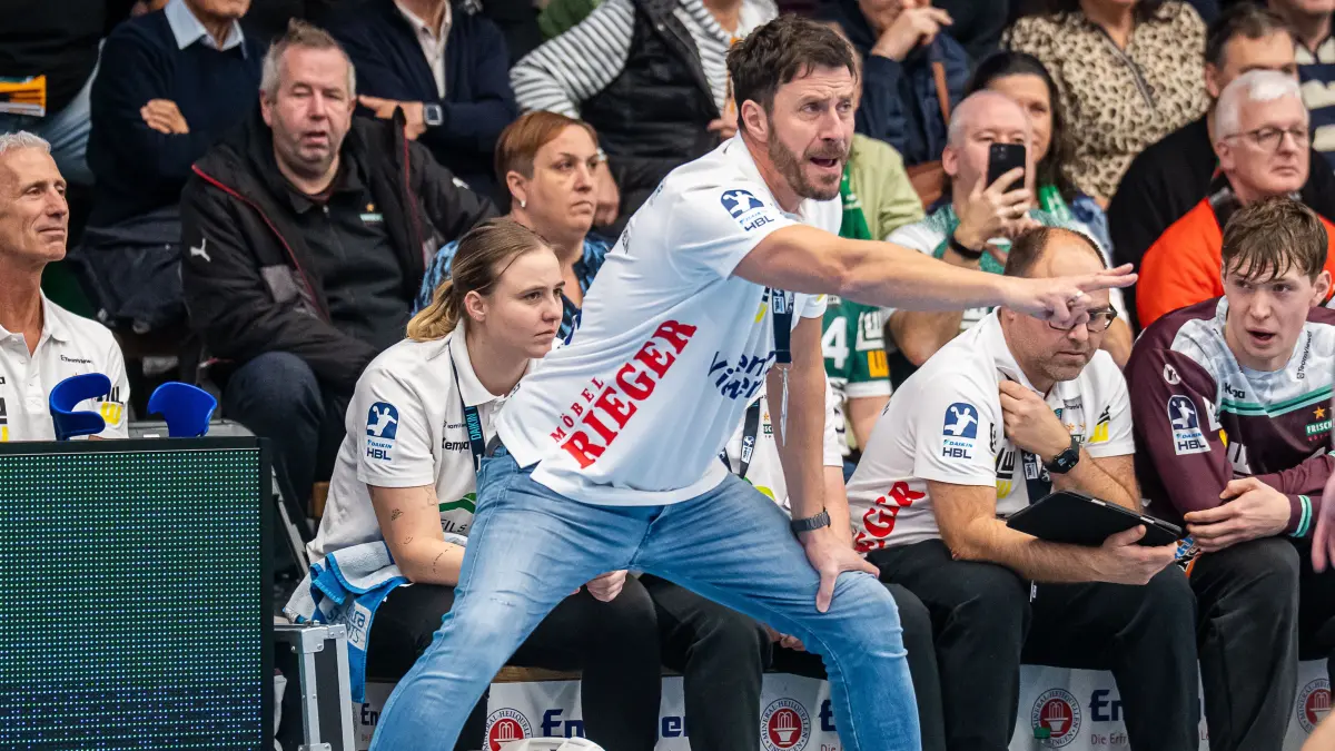 Frisch Auf Goeppingen vs. MT Melsungen, Handball, 1. Bundesliga, Herren, Spielzeit 2025/2026, 29.11.2025: Ben Matschke, Cheftrainer (Frisch Auf Goeppingen) gibt seiner Mannschaft Anweisungen, Frisch Auf Goeppingen vs. MT Melsungen, Handball, 1. Bundesliga, Herren, Spielzeit 2025/2026, 29.11.2025,
Foto: Eibner-Pressefoto/Michael Schmidt