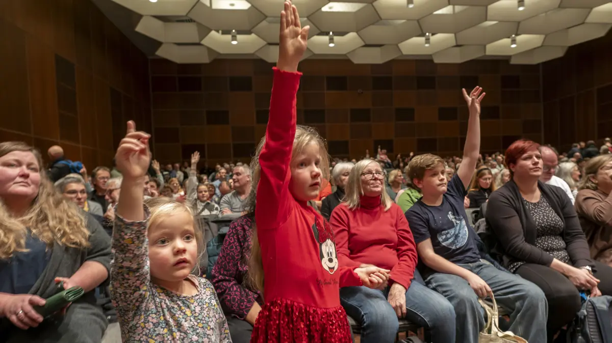 Große Benefiz-Auktion im Kornhaus. Ab 17 Uhr für Kinder, ab 18 Uhr Hauptversteigerung. Bitte auch Fotos der Kinderauktion machen. Bitte um 20.30 Uhr zum Auto-Termin kommen. Aktion 100 000 2025