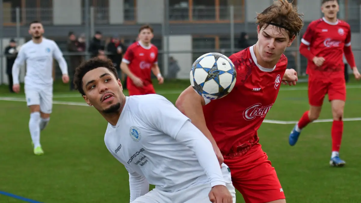 FC Rottenburg vs. Young Boys Reutlingen, Fussball, Verbandsliga Wuerttemberg, 18. Spieltag, Saison 2025/2026, 29.11.2025: Zweikampf, Thomas Michael Diescher (Young Boys Reutlingen, #20), Julian Marco Kiesecker (FC Rottenburg, #21), im Hintergrund Nick Heberle (FC Rottenburg, #16), Rene Hirschka (FC Rottenburg, #05)
FC Rottenburg vs. Young Boys Reutlingen, Fussball, Verbandsliga Wuerttemberg, 18. Spieltag, Saison 2025/2026, 29.11.2025,
Foto: Eibner-Pressefoto/Ralph Kunze