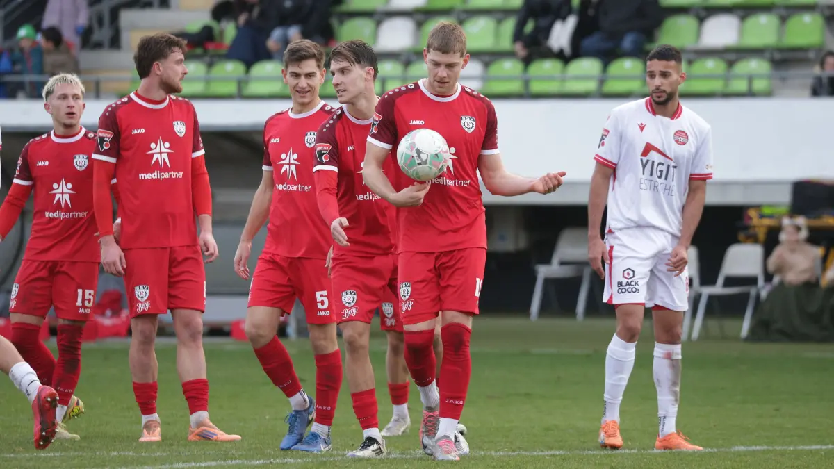 Fussball OL | SSV Reutlingen vs. Tuerkspor Neckarsulm: Fussball OL | SSV Reutlingen (rot) vs. Tuerkspor Neckarsulm (weiss) // 2025-11-29 // Foto: Baur // #19 Willie Till Sauerborn (SSV Reutlingen) mit dem Ball auf dem Weg zum Elfmeterpunkt