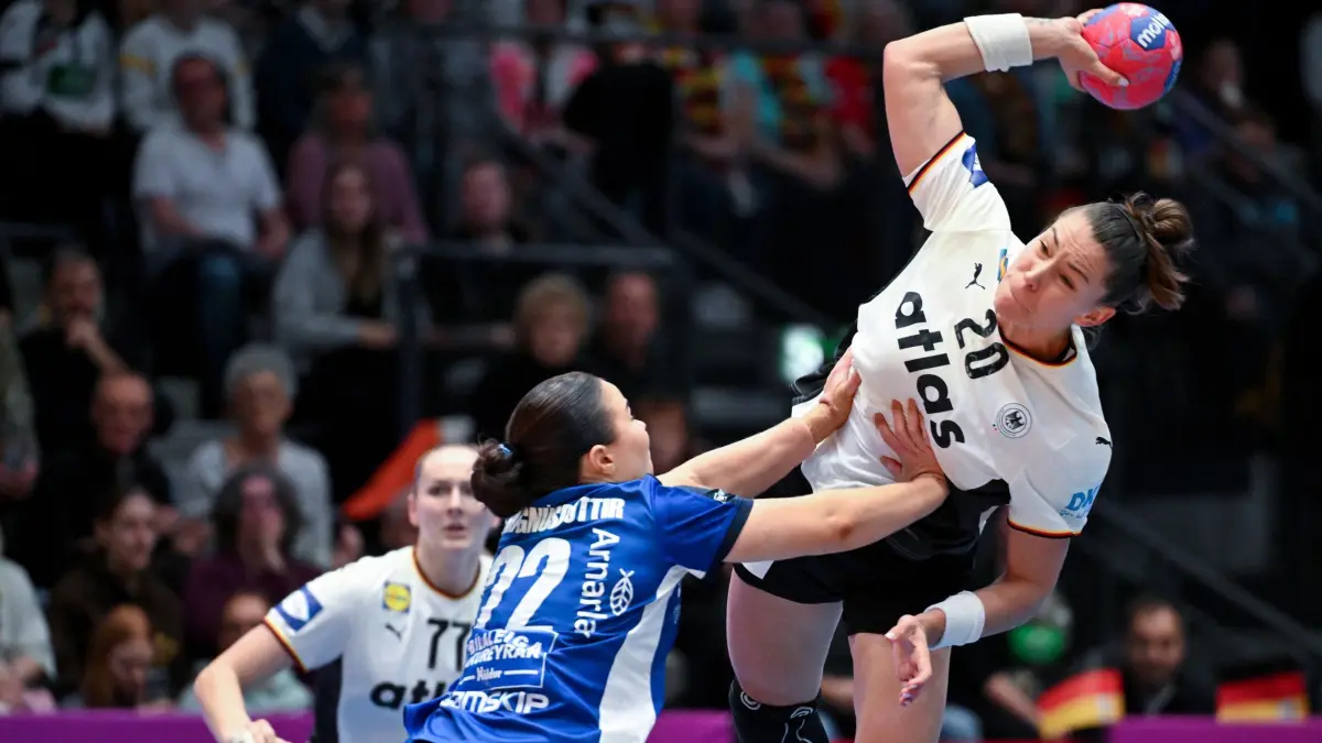 Handball-WM: Deutschland - Island: 26.11.2025, Baden-Württemberg, Stuttgart: Handball, Frauen, WM, Deutschland - Island, Vorrunde, Gruppe C, 1. Spieltag, in der Porsche-Arena. Emily Vogel (r, Deutschland) wird von Elin Rosa Magnusdottir (Island) verteidigt.
Handball-Nationalspielerin Emily Vogel gab beim WM-Spiel gegen Island alles. (zu dpa: «Handballerinnen bangen um Einsatz von Rückraum-Ass Vogel») Foto: Marijan Murat/dpa +++ dpa-Bildfunk +++