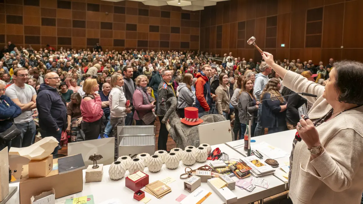 Große Benefiz-Auktion im Kornhaus. Ab 17 Uhr für Kinder, ab 18 Uhr Hauptversteigerung. Bitte auch Fotos der Kinderauktion machen. Bitte um 20.30 Uhr zum Auto-Termin kommen. Aktion 100 000 2025