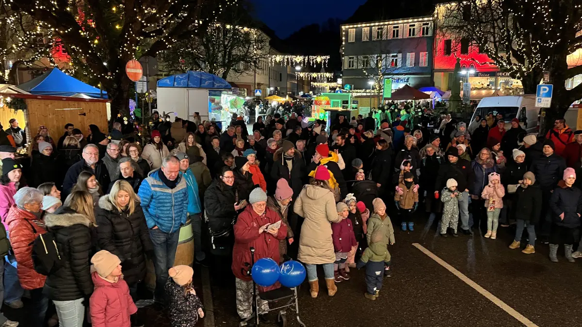 "Sulz erstrahlt" am Freitagabend im adventlichen Glanz.