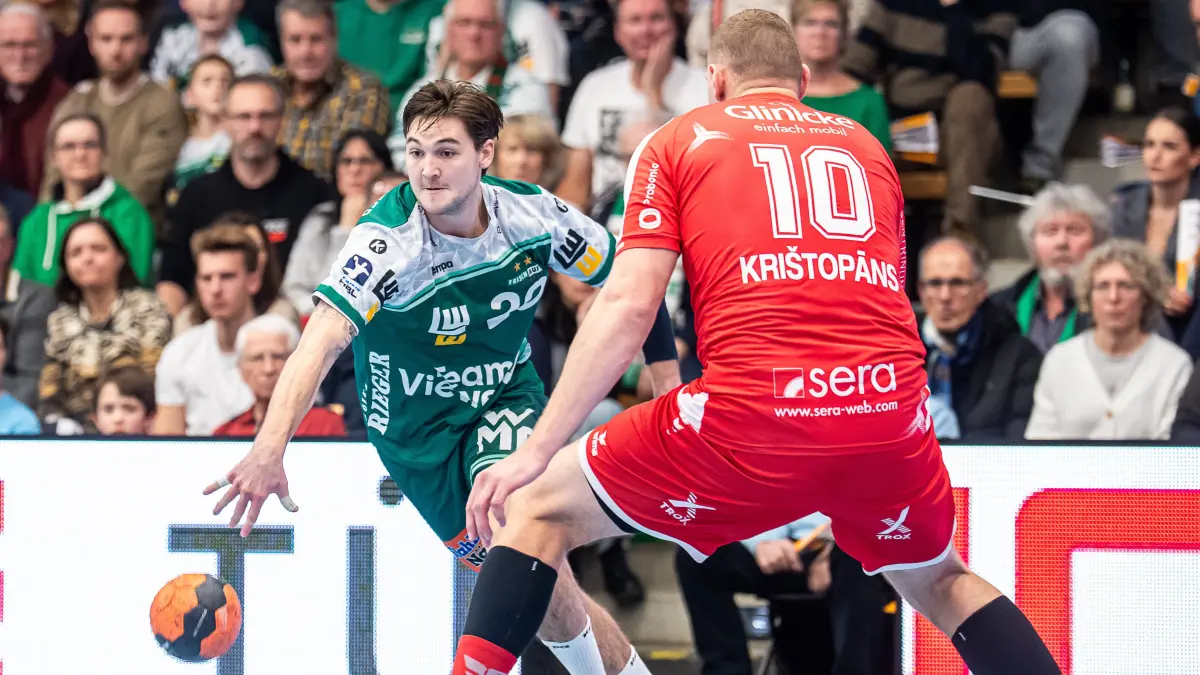 Frisch Auf Goeppingen vs. MT Melsungen, Handball, 1. Bundesliga, Herren, Spielzeit 2025/2026, 29.11.2025: Ludvig Hallbaeck (Frisch Auf Goeppingen, #20) mit Tempo im Zweikampf mit Dainis Kristopans (MT Melsungen, #10), Frisch Auf Goeppingen vs. MT Melsungen, Handball, 1. Bundesliga, Herren, Spielzeit 2025/2026, 29.11.2025,
Foto: Eibner-Pressefoto/Michael Schmidt
