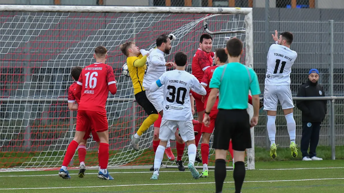 FC Rottenburg vs. Young Boys Reutlingen, Fussball, Verbandsliga Wuerttemberg, 18. Spieltag, Saison 2025/2026, 29.11.2025: Adil Iggoute (Young Boys Reutlingen, #18) foult Julian Haefner (FC Rottenburg, #26), strittig ist auch, ob der Ball hinter der Linie ist, Schiedsricher Jonas Rosenberger sieht kein Foul un den Ball hinter der Linie, 1:2 durch Adil Iggoute (Young Boys Reutlingen, #18) kurz vor der Pause
FC Rottenburg vs. Young Boys Reutlingen, Fussball, Verbandsliga Wuerttemberg, 18. Spieltag, Saison 2025/2026, 29.11.2025,
Foto: Eibner-Pressefoto/Ralph Kunze