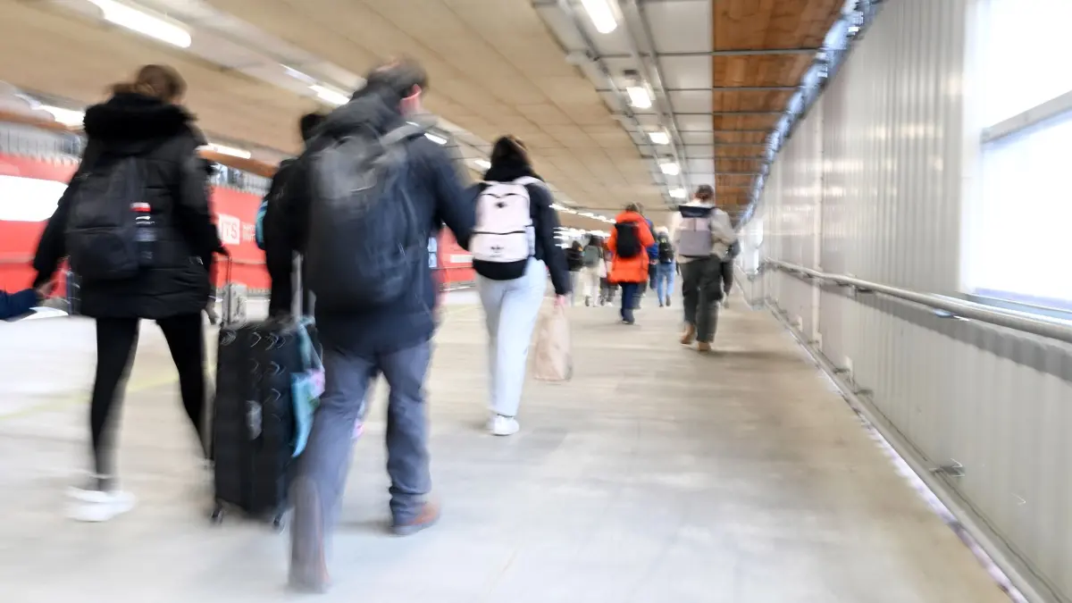 Stuttgarter Bahnhofs-Tunnel als Fernwanderweg in App: PRODUKTION - 28.11.2025, Baden-Württemberg, Stuttgart: Personen laufen zu den Gleisen am Stuttgarter Hauptbahnhof durch einen provisorischen Durchgang (Wischeffekt durch Bewegung bei Langlzeitbelichtung). Eine App listet den Stuttgarter Umweg um die Baustelle von Stuttgart 21 zu den Gleisen als Tour. Bis zur Fertigstellung des Großprojekts bleibt der Spaziergang zumindest für Reisende wohl noch Pflichtprogramm. (zu dpa: «Stuttgarter Bahnhofs-Weg als Fernwanderweg in App gelistet») Foto: Bernd Weißbrod/dpa +++ dpa-Bildfunk +++
