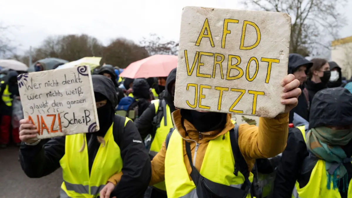 Neugründung AfD-Jugendorganisation - Proteste: 29.11.2025, Hessen, Gießen: Auf von Demonstranten gehaltenen Schildern steht «Wer nicht denkt, wer nichts weiß, glauben den ganzen Nazi-Scheiß» und «AfD-Verbot jetzt». Mehrere Tausend Demonstranten protestierten am Samstag gegen die Neugründung einer AfD-Jugendorganisation. Die als gesichert rechtsextremistisch eingestufte Vorgängerin Junge Alternative hatte sich durch Selbstbeschluss aufgelöst. Foto: Boris Roessler/dpa +++ dpa-Bildfunk +++