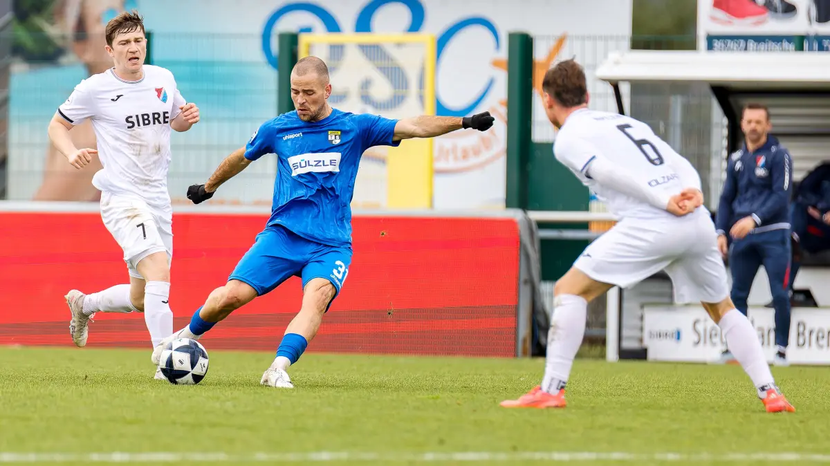 TSV Steinbach Haiger vs. TSG Balingen Fussball, Fussball, Regionalliga Suedwest, 19. Spieltag, Saison 2025/2026, 29.11.2025: Ivo Colic (TSG Balingen, #31) bei Flankenversuch.
Marvin Mika (TSV Steinbach Haiger, #07) und Lukas Naepflein (TSV Steinbach Haiger, #06) schauen zu.
GER, TSV Steinbach Haiger vs. TSG Balingen Fussball, Fussball, Regionalliga Suedwest, 19. Spieltag, Saison 2025/2026, 29.11.2025
Foto: Eibner-Pressefoto/Joerg Heinrich