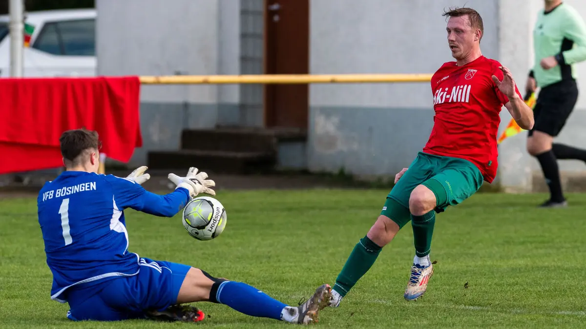 SV Nehren vs. VfB Boesingen, Fussball, Landesliga Staffel 3, Saison 2025/2026, Spieltag 18, 29.11.2025: Benedikt Rammeiser (SV Nehren #9), Torschuss, Ron Armbruster (VfB Boesingen #1) pariert,
SV Nehren vs. VfB Boesingen, Fussball, Landesliga Staffel 3, Saison 2025/2026, Spieltag 18, 29.11.2025,
Foto: Eibner-Pressefoto/Florian Schust