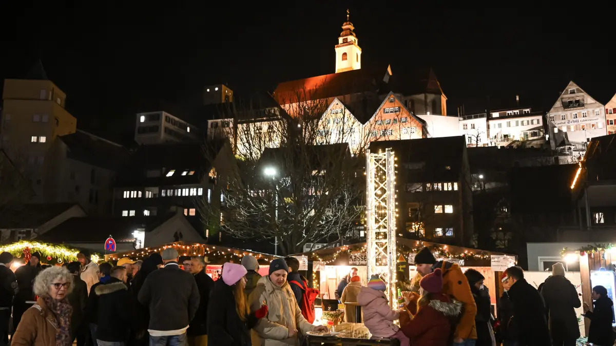 Horb 28.11.2025 Eroeffnung des Weihnachtsmarkt : Horb (Kreis Freudenstadt) 28.11.2025
Weihnachtsmarkt im Floesserwasen, mit Stadtansicht
FOTO: Pressefoto ULMER / Markus Ulmer xxNOxMODELxRELEASExx