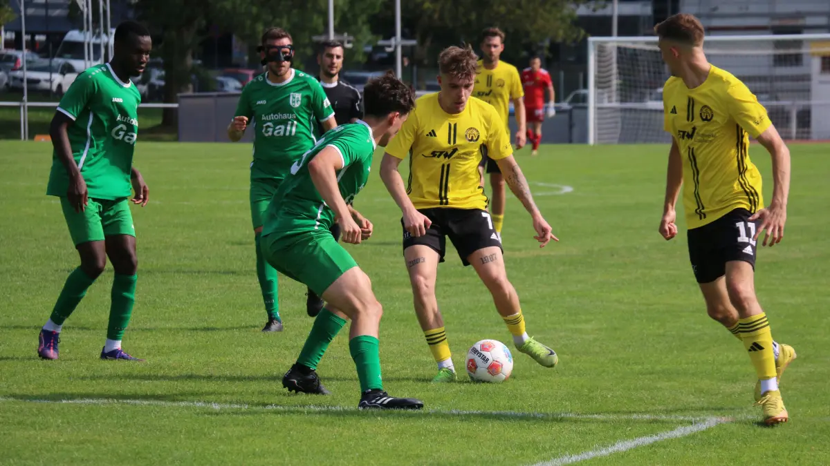 Im Hinspiel (Spielszene) trennten sich der TSV Crailsheim (gelb) und der SV Kaisersbach 1:1, im ersten Spiel der Rückrunde siegte Kaisersbach 4:2.