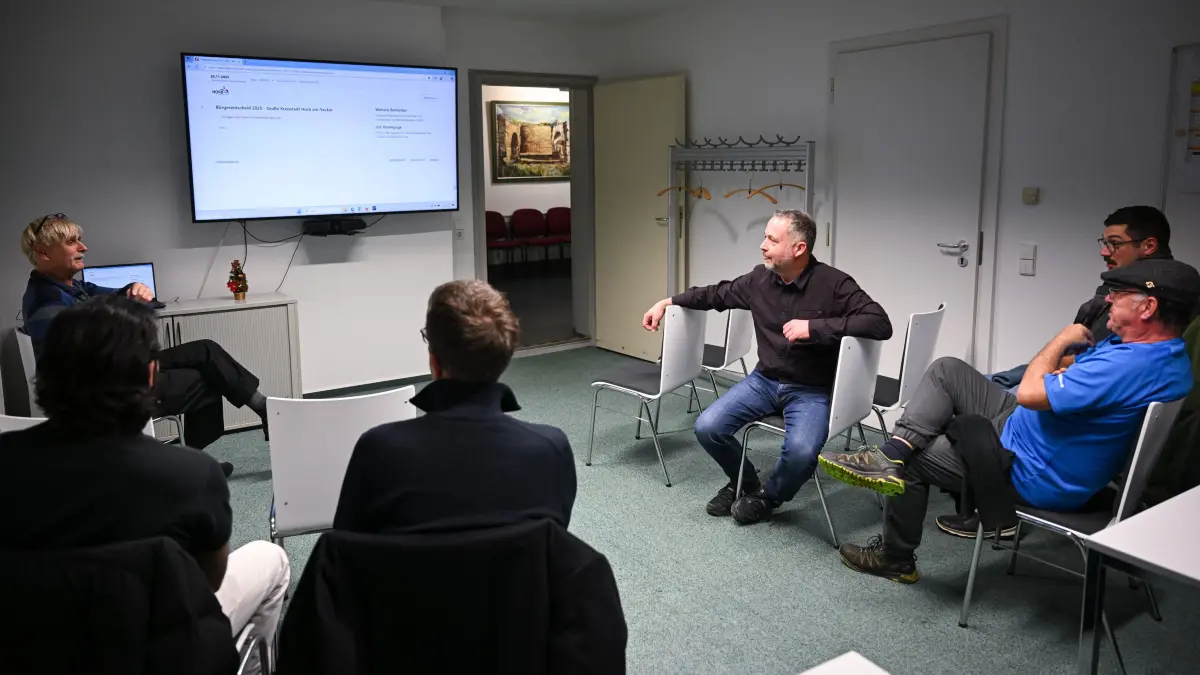 Buergerentscheid Windkraft im Horber Stadtwald: Horb (Kreis Freudenstadt) 30.11.2025
Buergerentscheid Windkraft im Horber Stadtwald;
Oberbuergermeister Michael Kessler (Mitte) wartet im Wahlstudio im Rathaus auf das Ergebnis
FOTO: Pressefoto ULMER / Markus Ulmer xxNOxMODELxRELEASExx