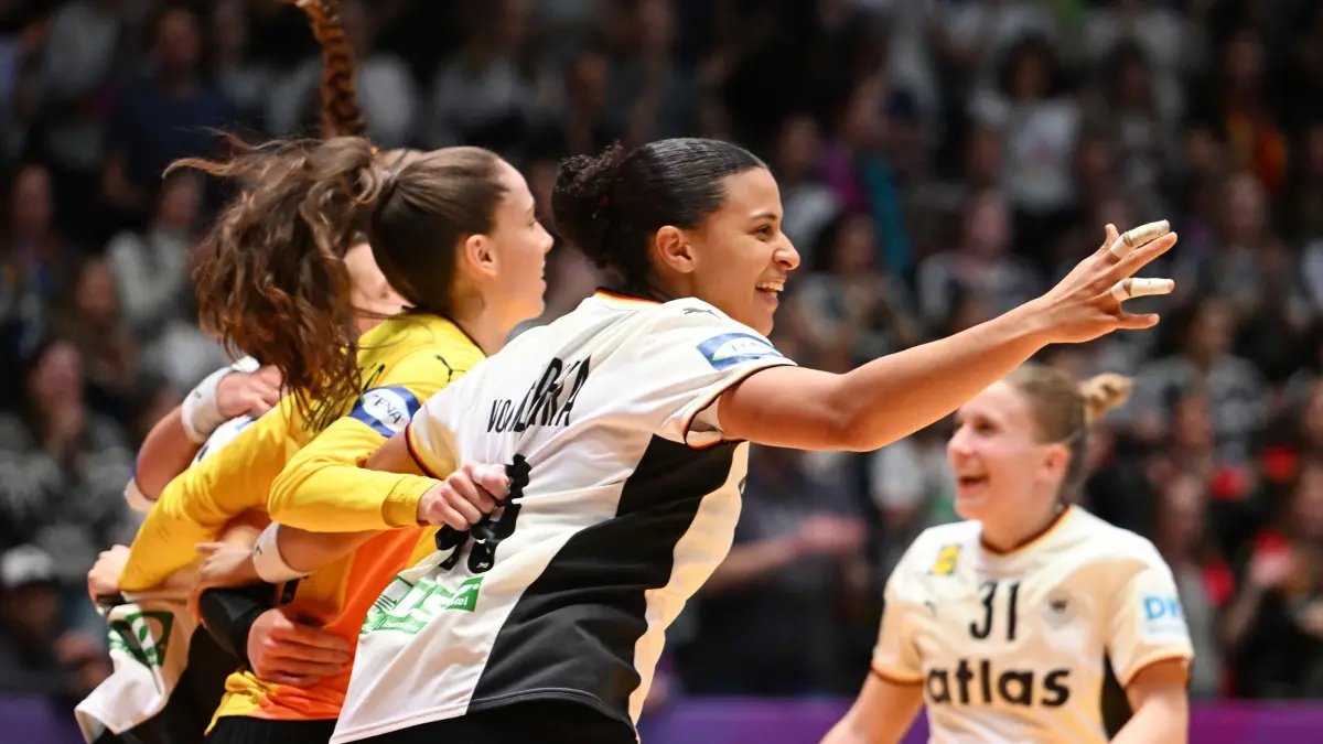 Deutschland - Serbien: 30.11.2025, Baden-Württemberg, Stuttgart: Handball, Frauen: WM, Deutschland - Serbien, Vorrunde, Gruppe C, 3. Spieltag in der Porsche-Arena. Das deutsche Team reagiert nach dem Sieg. Foto: Marijan Murat/dpa +++ dpa-Bildfunk +++