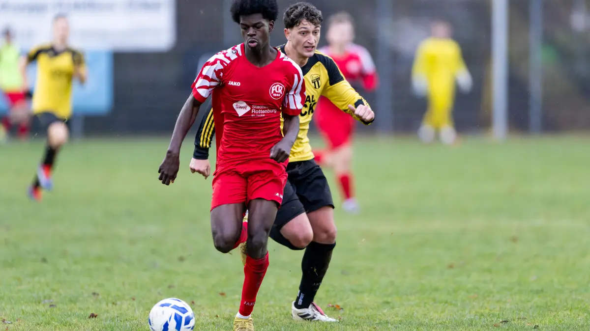 TSV Dettingen Rottenburg vs. FC Rottenburg II, Fussball, Kreisliga A3, 16. Spieltag, Saison 2025/2026, 30.11.2025,: Efosa Noel Igbinovia (FC Rottenburg II, #12), im Laufduell gegen Leon Beyerle, (TSV Dettingen Rottenburg, #04 Spielertrainer),
TSV Dettingen Rottenburgvs vs. FC Rottenburg II, Fussball, Kreisliga A3, 16. Spieltag, Saison 2025/2026, 30.11.2025,
Eibner-Pressefoto/Andreas Ulmer