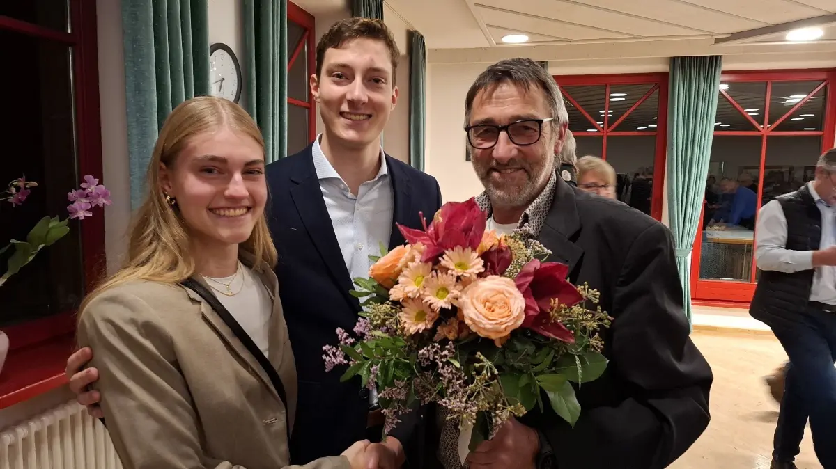 Bürgermeister Armin Bollinger freut sich mit dem 21-jährigen Jan Jäckel, seinem frisch gewählten Nachfolger im Amt.