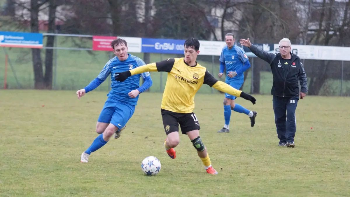 Der SV Gründelhardt-Oberspeltach (blau) gewann 4:0 gegen den TSV Crailsheim II.