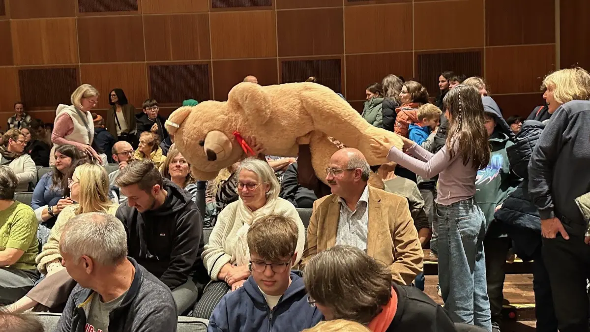 Teddy wandert durch die Reihen.