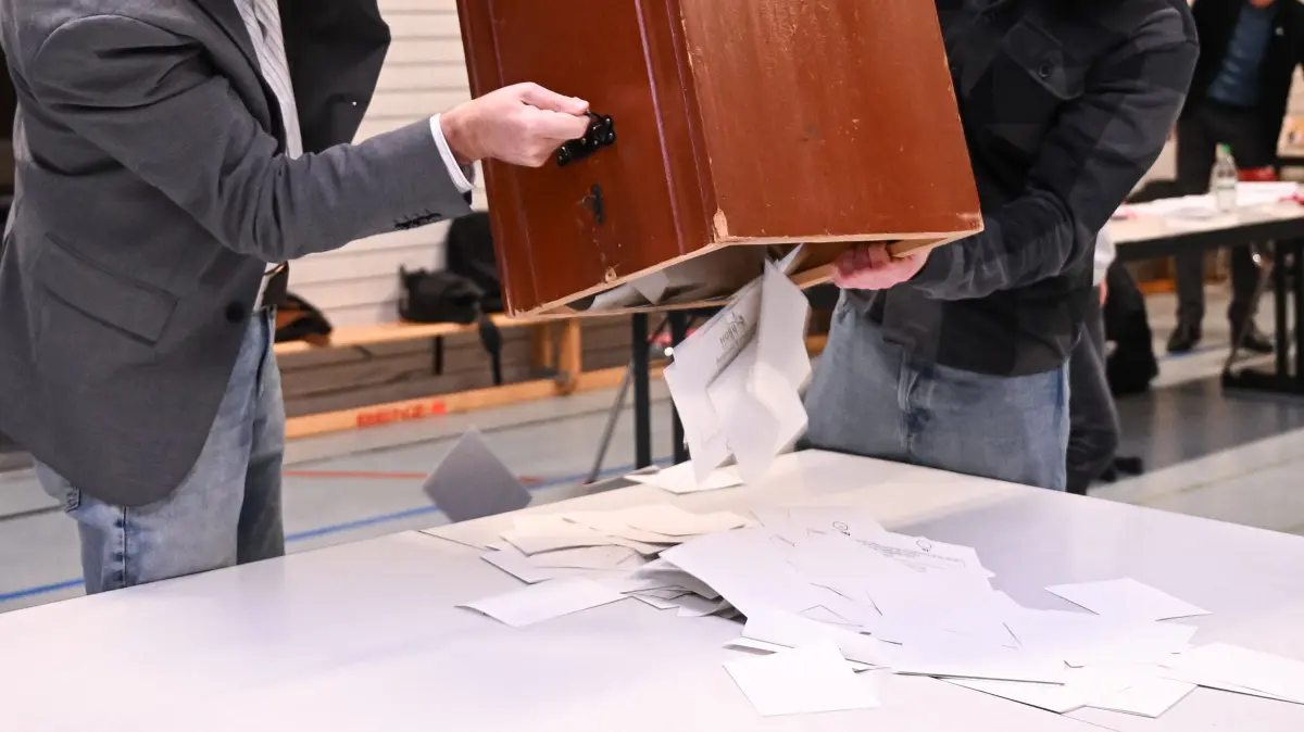 Buergerentscheid Windkraft im Horber Stadtwald: Horb (Kreis Freudenstadt) 30.11.2025
Buergerentscheid Windkraft im Horber Stadtwald;
Auszaehlung der Wahlzettel im Wahllokal Grundschule in Horb
FOTO: Pressefoto ULMER / Markus Ulmer xxNOxMODELxRELEASExx