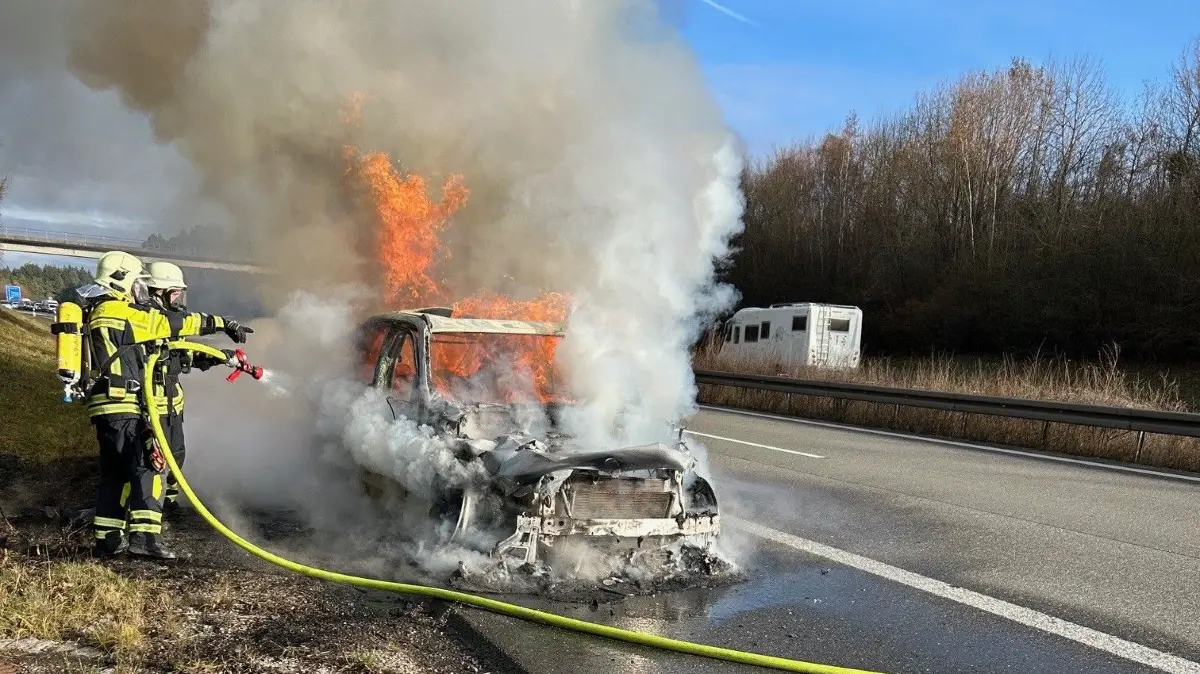 Ein Auto ist auf der A 81, kurz hinter der Ausfahrt Empfingen, ausgebrannt. Die Feuerwehr war im Einsatz. Die Autobahn war in Fahrtrichtung Singen voll gesperrt.