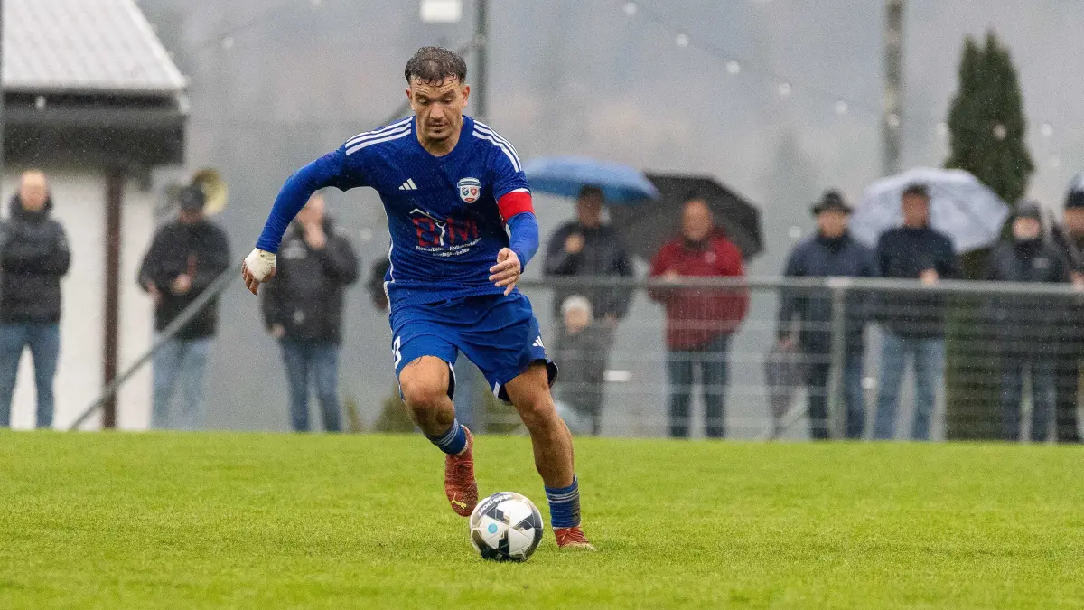 Kapitän Mehmet-Turan Adibelli feiert mit der SGM Gruol/Erlaheim einen 3:2-Arbeitssieg in Hechingen.