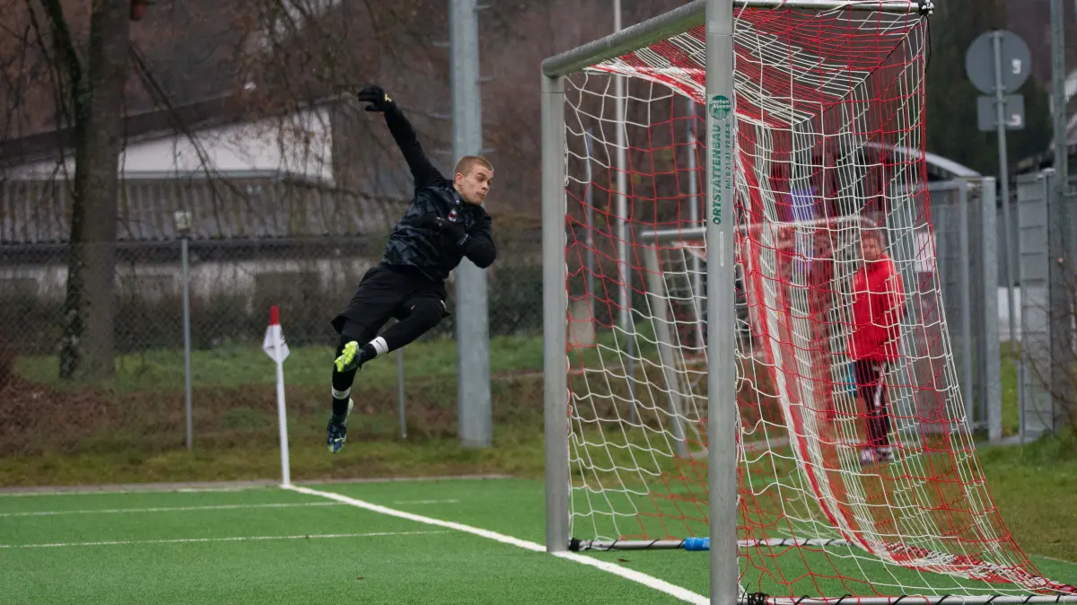 TV Derendingen vs.TSV Ofterdingen, Fussball, Bezirksliga Alb, Suedwest, 16. Spieltag, 2025/2026, 30.11.2025: Freistoss doch nur die Latte getroffen David Bierenstiel (TV Derendingen, #01), TV Derendingen vs.TSV Ofterdingen, Fussball, Bezirksliga Alb, Suedwest, 16. Spieltag, 2025/2026, 30.11.2025,
Foto: Eibner-Pressefoto/Manuel Flierl