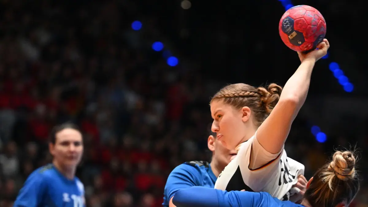 Deutschland - Serbien: 30.11.2025, Baden-Württemberg, Stuttgart: Handball, Frauen: WM, Deutschland - Serbien, Vorrunde, Gruppe C, 3. Spieltag in der Porsche-Arena. Nina Engel (Deutschland, 2.v.r.) in Aktion mit Andela Janjusevic (Serbien, r), Emilija Lazic (Serbien, m) und Dragana Cvijic (Serbien). Foto: Marijan Murat/dpa +++ dpa-Bildfunk +++
