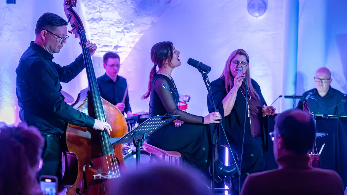 Enza Casa Band "Lieblingssongs" mit Special Guest aus Berlin, vorweihnachtliches Konzert. Donzdorf, Gewölbekeller Schloss