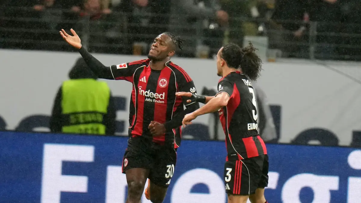 Eintracht Frankfurt - VfL Wolfsburg: 30.11.2025, Hessen, Frankfurt/M.: Fußball: Bundesliga, Eintracht Frankfurt - VfL Wolfsburg, 12. Spieltag, Deutsche Bank Park. Michy Batshuayi (Eintracht Frankfurt, l) jubelt nach dem 1:1 mit Arthur Theate (Eintracht Frankfurt). Foto: Thomas Frey/dpa - WICHTIGER HINWEIS: Gemäß den Vorgaben der DFL Deutsche Fußball Liga bzw. des DFB Deutscher Fußball-Bund ist es untersagt, in dem Stadion und/oder vom Spiel angefertigte Fotoaufnahmen in Form von Sequenzbildern und/oder videoähnlichen Fotostrecken zu verwerten bzw. verwerten zu lassen. +++ dpa-Bildfunk +++