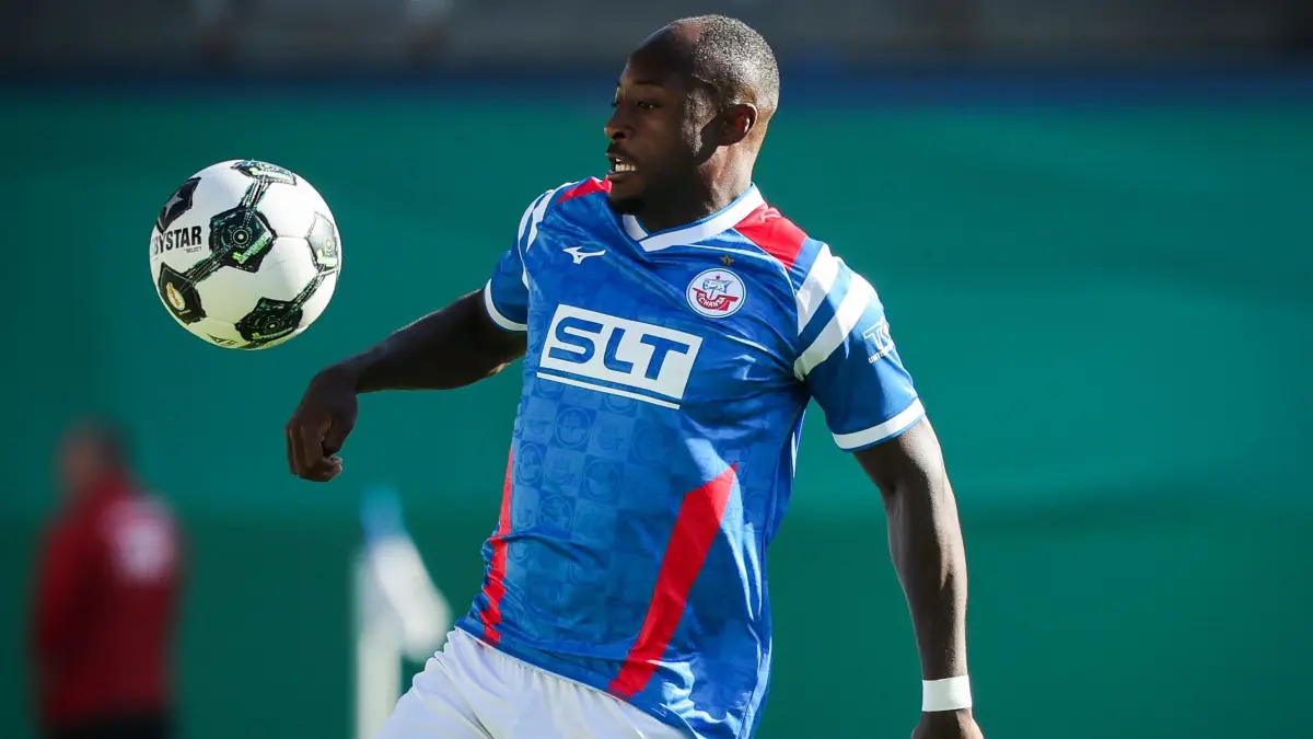 Christian Kinsombi von Hansa Rostock: ARCHIV - 16.08.2025, Mecklenburg-Vorpommern, Rostock: Fußball: DFB-Pokal, Hansa Rostock - TSG 1899 Hoffenheim, 1. Runde, Ostseestadion, Christian Kinsombi (F.C. Hansa Rostock) in Aktion. Kinsombi traf für Hansa beim klaren Sieg in Regensburg. (zu dpa: «3:0 in Regensburg: Hansa Rostock weiter auf Erfolgskurs») Foto: Christian Charisius/dpa - WICHTIGER HINWEIS: Gemäß den Vorgaben der DFL Deutsche Fußball Liga bzw. des DFB Deutscher Fußball-Bund ist es untersagt, in dem Stadion und/oder vom Spiel angefertigte Fotoaufnahmen in Form von Sequenzbildern und/oder videoähnlichen Fotostrecken zu verwerten bzw. verwerten zu lassen. +++ dpa-Bildfunk +++