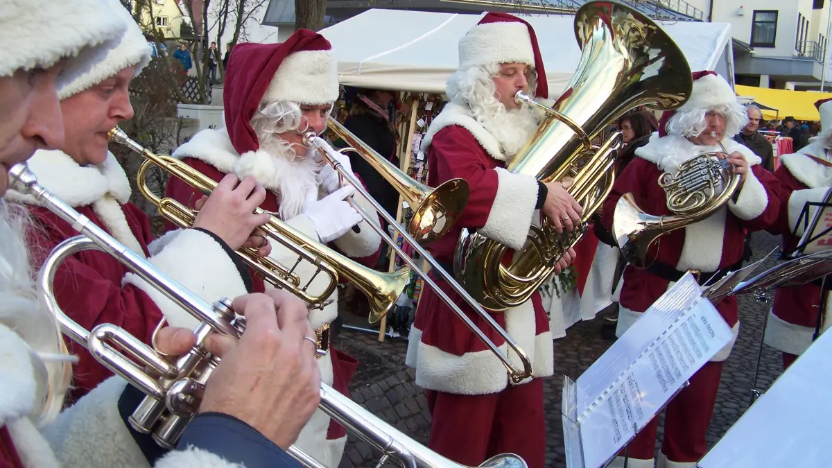 Wieder unter die Gäste mischen werden sich ganz gewiss die musizierenden Weihnachtsmänner.