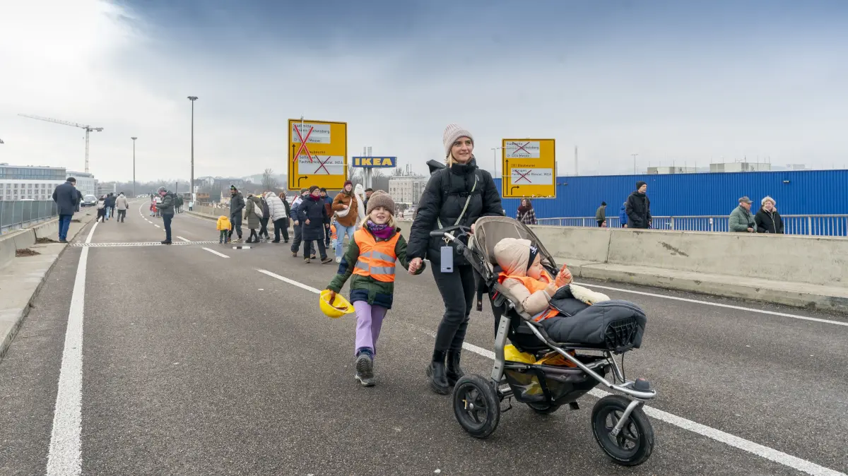 Brückbaufest am Blaubeurer Tor zum Start der B10-SperrungSpatenstich um 11 Uhr Programm