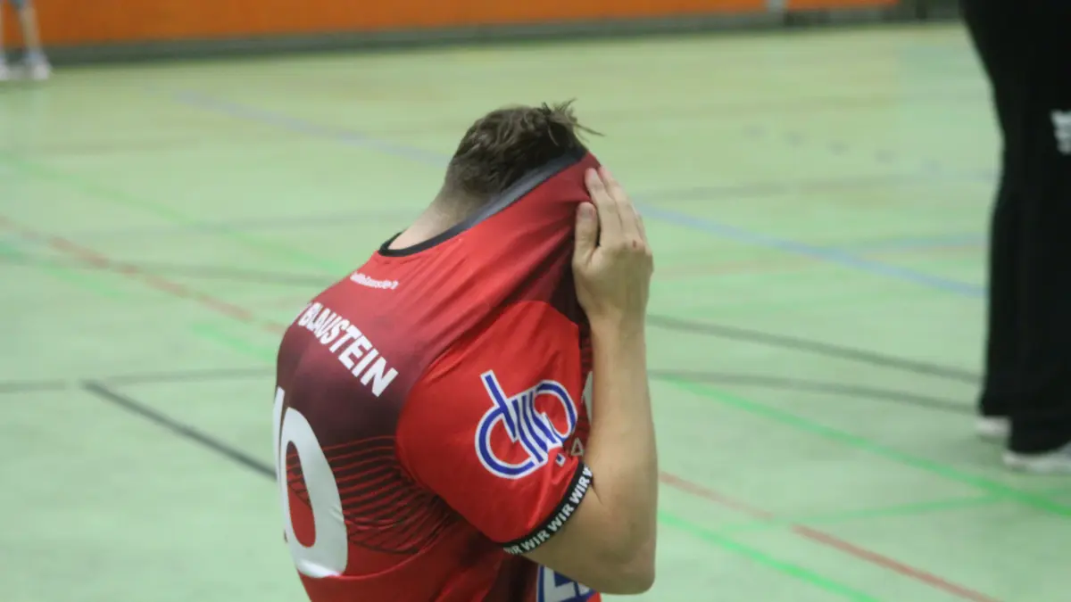 Deutliche Klatsche im Kellerduell: Blausteins Niklas Höchst vergräbt sein Gesicht im Trikot