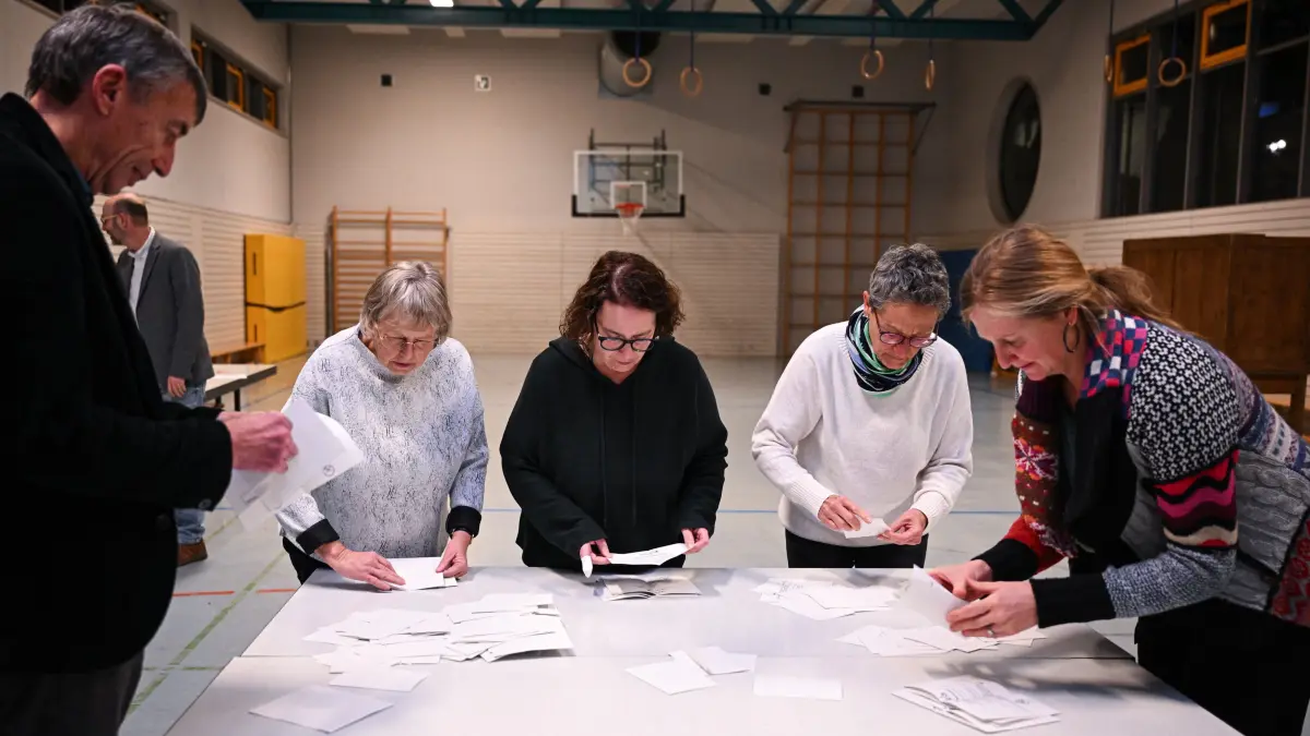 Buergerentscheid Windkraft im Horber Stadtwald: Horb (Kreis Freudenstadt) 30.11.2025
Buergerentscheid Windkraft im Horber Stadtwald;
Auszaehlung der Wahlzettel im Wahllokal Grundschule in Horb
FOTO: Pressefoto ULMER / Markus Ulmer xxNOxMODELxRELEASExx