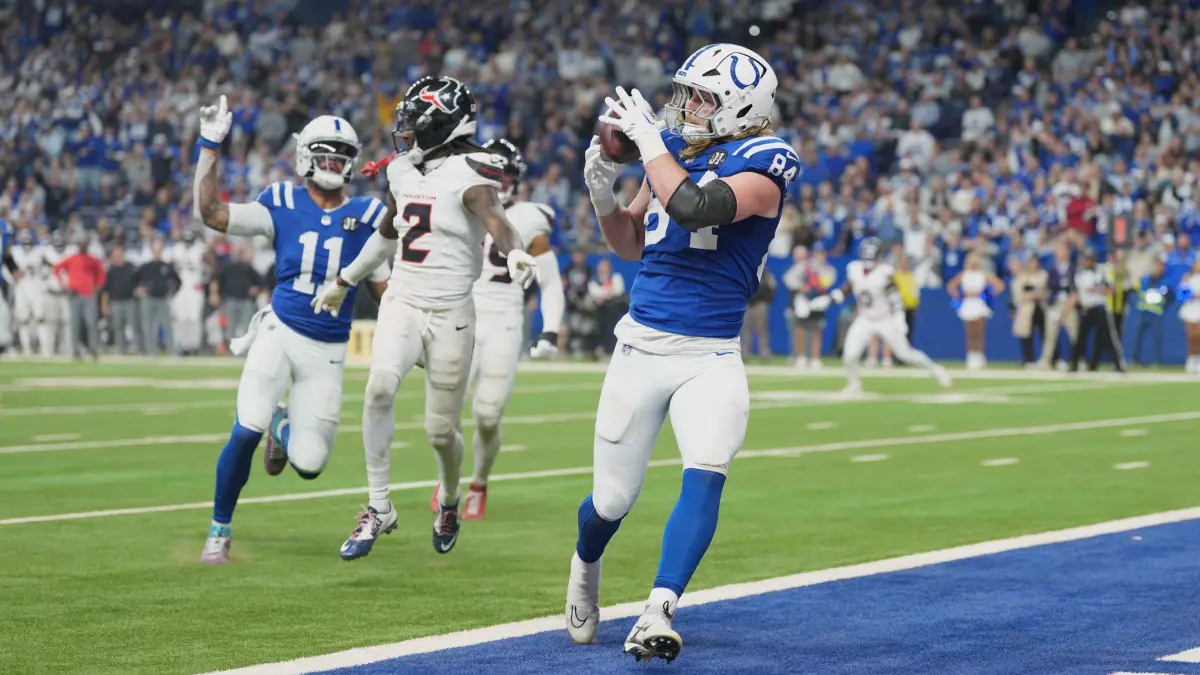 Indianapolis Colts - Houston Texans: 30.11.2025, USA, Indianapolis: American Football: Profiliga NFL, Indianapolis Colts - Houston Texans, Hauptrunde, Hauptrunde-Partien, 13. Spieltag. Indianapolis Colts Tight End Tyler Warren fängt einen Pass für einen Touchdown gegen die Houston Texans während der zweiten Hälfte. Foto: AJ Mast/FR123854 AP/AP/dpa +++ dpa-Bildfunk +++