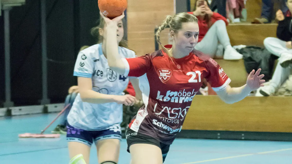 Vöhringens Carla Pfetsch beim Torwurf. Der Landesliga-Spitzenreiter setzte sich knapp gegen Schlusslicht Bartenbach durch.
