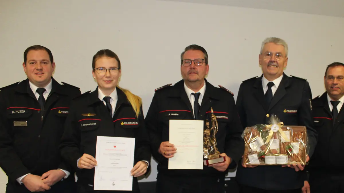 Abteilungsvize Marco Puzzo, die beförderte Celine Emanuelsson, der für 25 Jahre aktiven Dienst ausgezeichnete und beschenkte Nordstetter Abteilungskommandant Armin Schäfer, der ebenfalls beschenkte, weil scheidende, Kreisbrandmeister Frank Jahraus, Vize-Gesamtstadtkommandant Thomas Hofer und Nordstettens Ortsvorsteher Markus Bok.