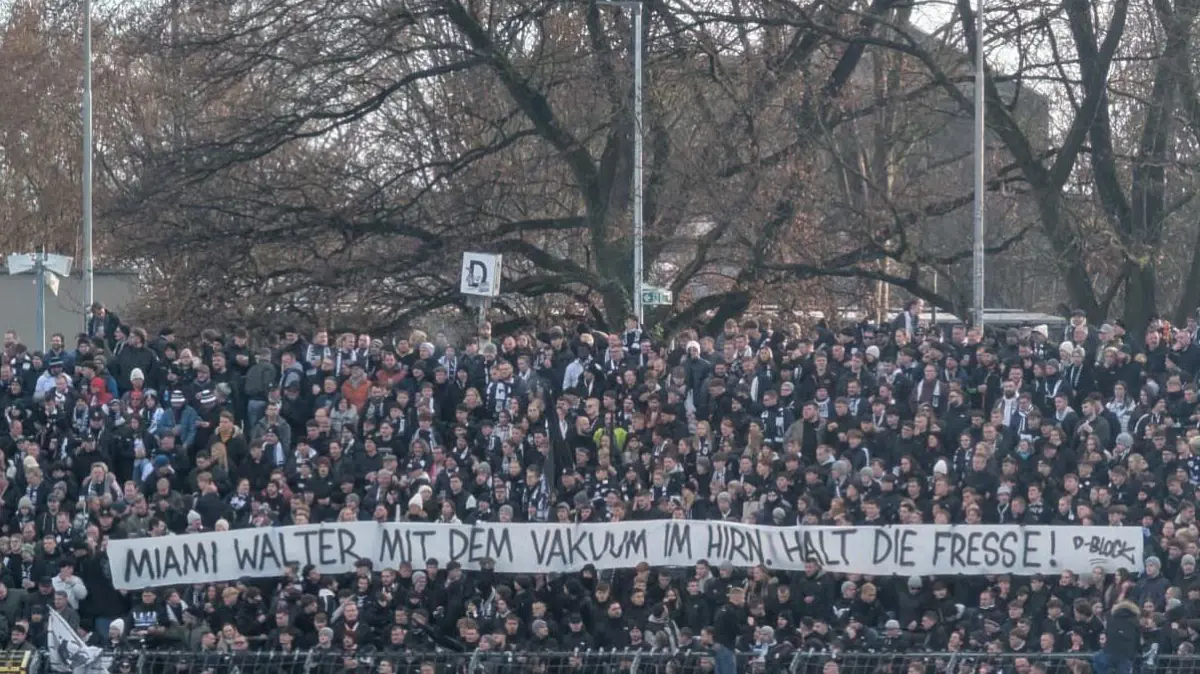 Spruchband im D-Block: Walter Feucht erntet beim Heimspiel des SSV Ulm 1846 Fußball gegen den TSV 1860 München Kritik.