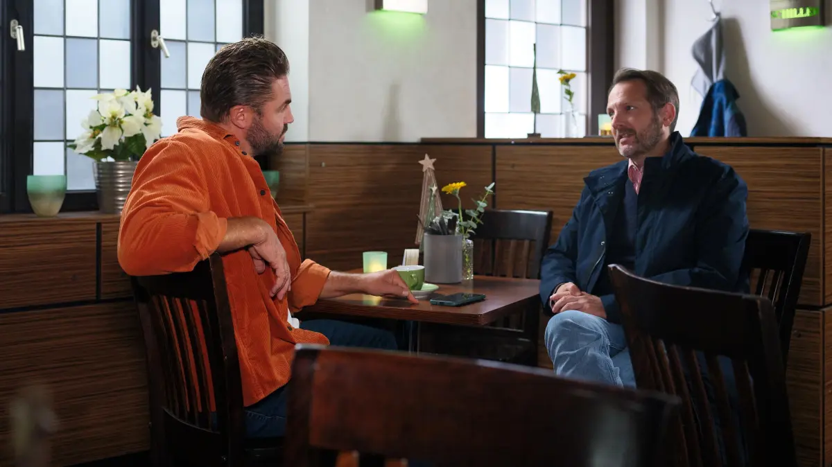Bambi (Ben Heinrich, l.) ist entrüstet, als der Autoverkäufer (Jens Kipper) ihn über den Tisch ziehen will.