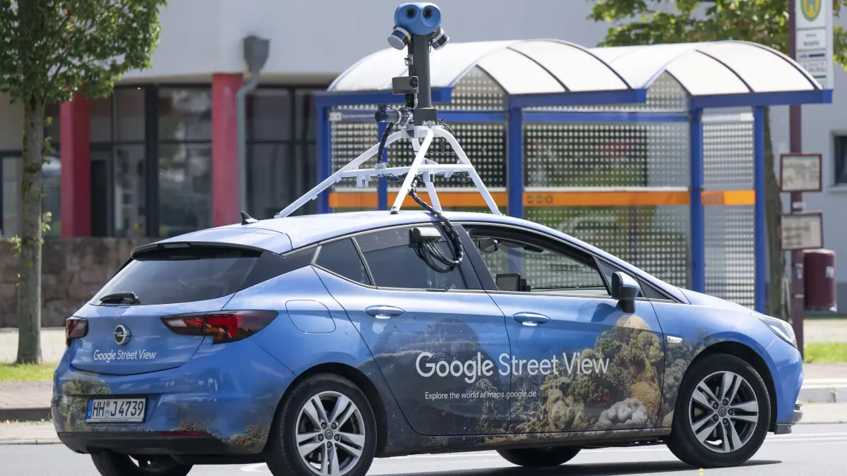 Ein Fahrzeug des Internet-Unternehmens Google fährt mit Spezialkameras auf dem Dach durch einen Ort. (Archivbild)