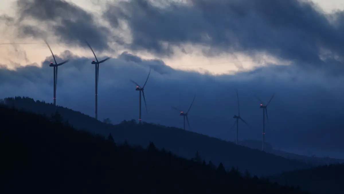 Meteorologischer Winteranfang in Nordrhein-Westfalen: 01.12.2025, Nordrhein-Westfalen, Bestwig: Windräder drehen sich auf einem Berg im im Sauerland vor bewölktem Himmel. Foto: Christoph Reichwein/dpa +++ dpa-Bildfunk +++