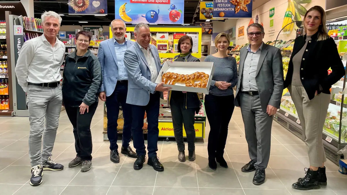Die zweite Netto-Filiale in Balingen eröffnet am 2. Dezember ihre Türen. Filialleiterin Nina Sühring (Vierte von rechts) mit dem symbolischen Schlüssel aus Hefeteig.