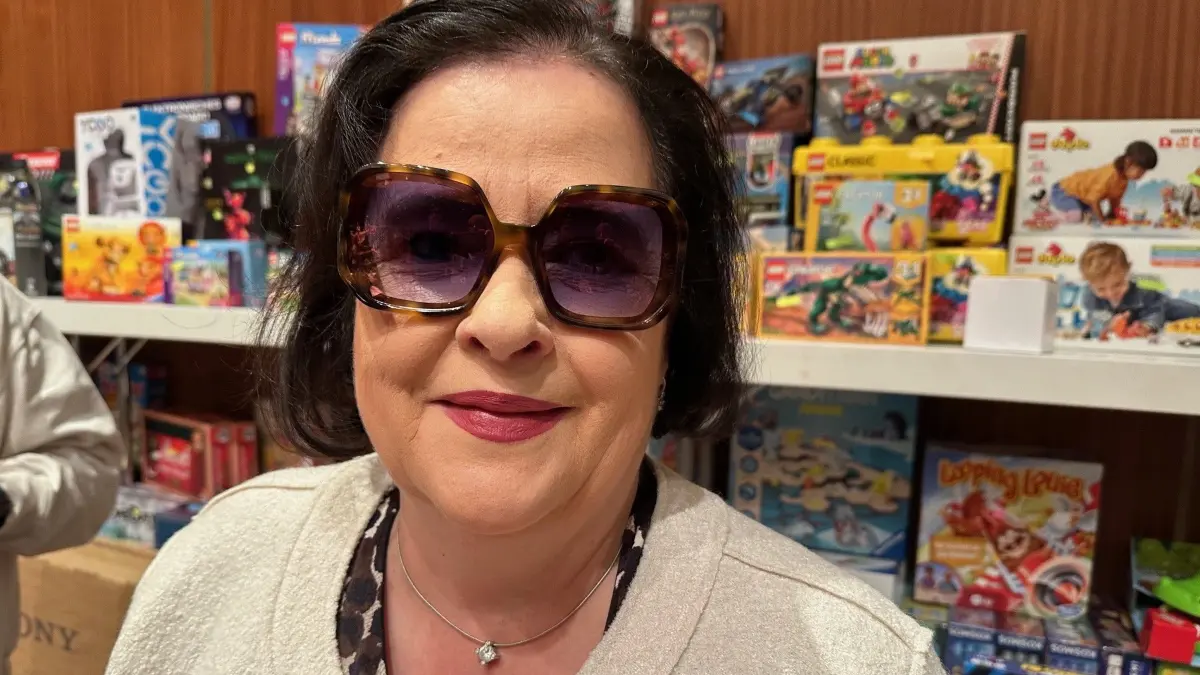 Susanne Rothfuß-Wamsler probiert eine Sonnenbrille aus.