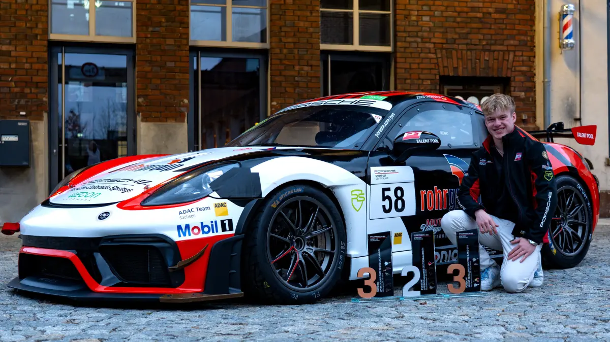 Jonas Ungnaders Ausbeute nach der ersten Saison lässt sich sehen: Stolz kann er seine drei Trophäen vor dem Porsche aufreihen. Unter den Sponsoren-Aufklebern und dem Lack verbirgt sich der eine oder andere Kratzer.