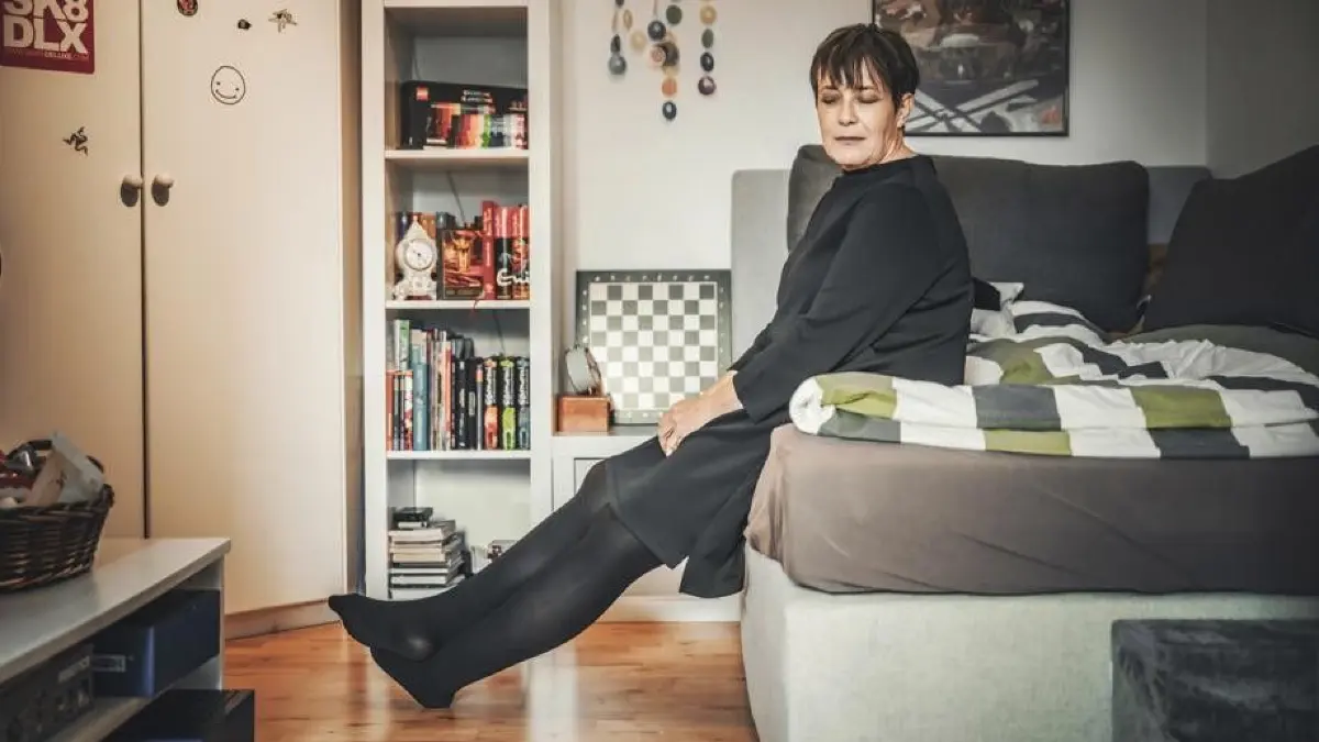Sonja Thum im Zimmer ihres Sohnes Lukas, der Suizid begangen hat. Dort ist alles, wie er es vor dreieinhalb Jahren verlassen hat.