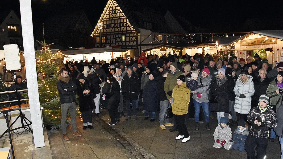 Bereits bei der Eröffnung ging es auf dem Marktplatz eng zu.