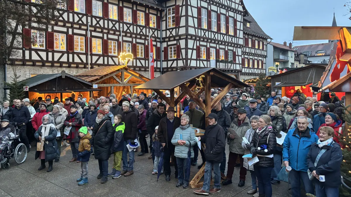 Das offene Weihnachtssingen fand zum vierten Mal in Münsingen statt. Besucher des Weihnachtsmarktes wurden eingeladen, gemeinsam mit dem Chor zu singen.
