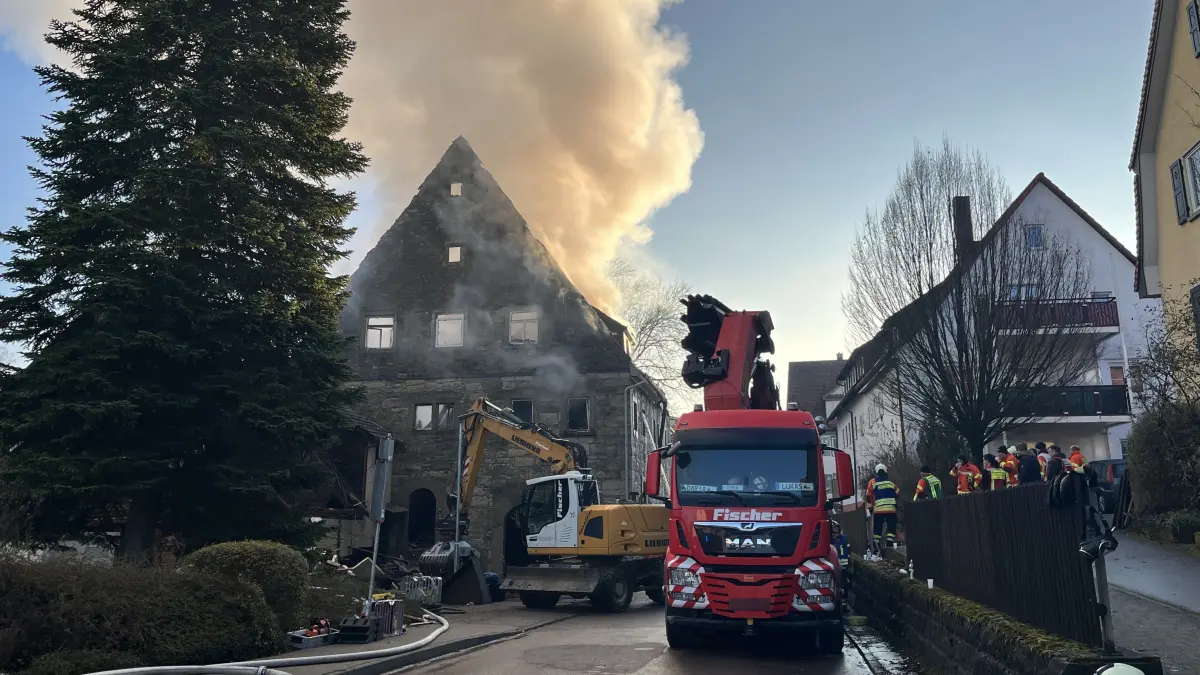 In Obersontheim brennt am Montag ein Wohnhaus. Am Vormittag steigt noch immer Rauch aus dem Gebäude auf.